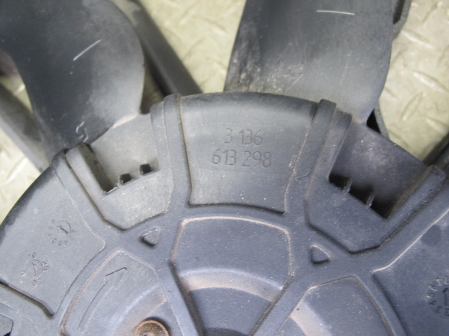 08-13 BMW E82 E88 135i Engine Radiator Cooling Fan w Housing Assy 7561712 OEM