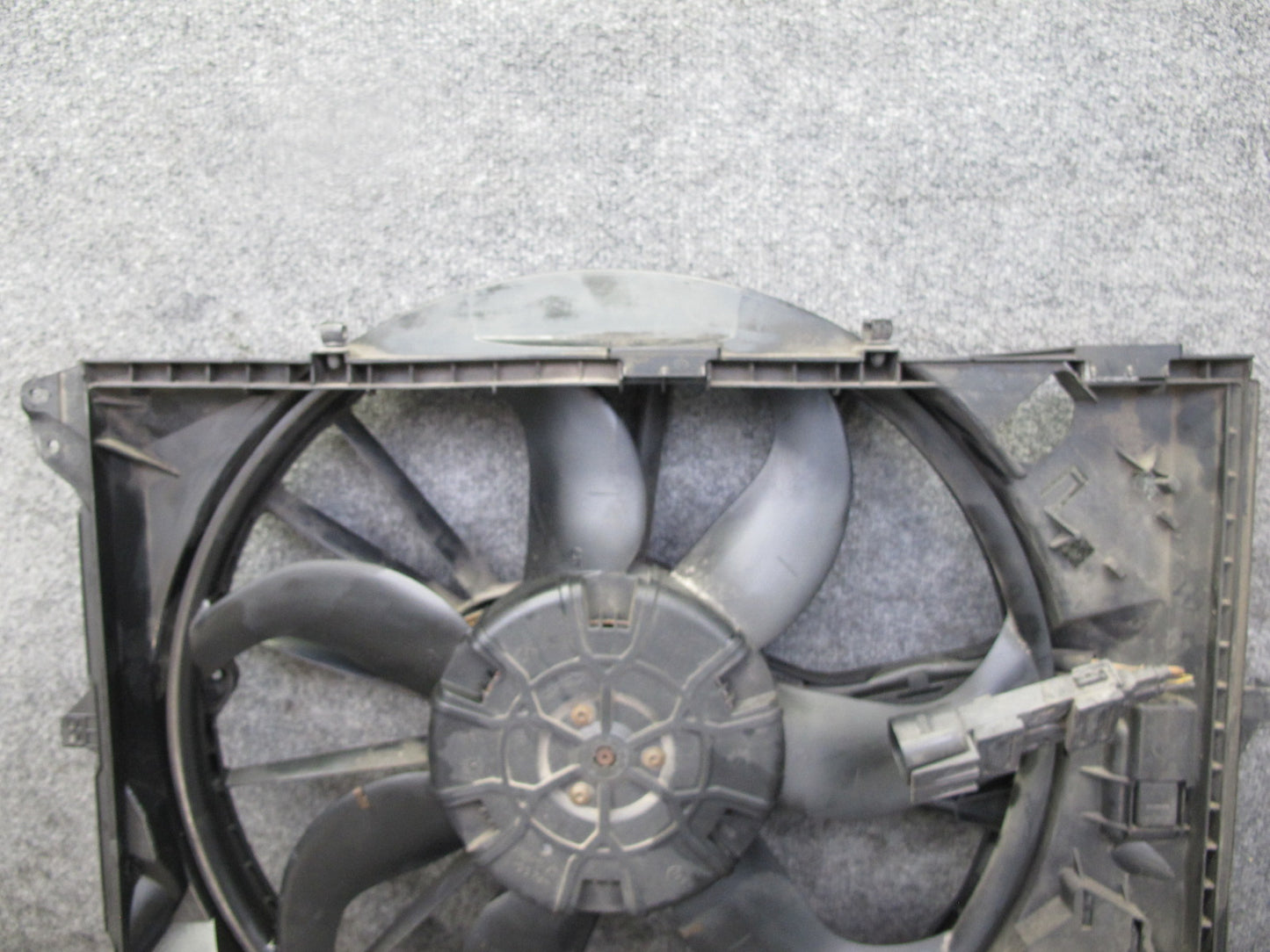 08-13 BMW E82 E88 135i Engine Radiator Cooling Fan w Housing Assy 7561712 OEM