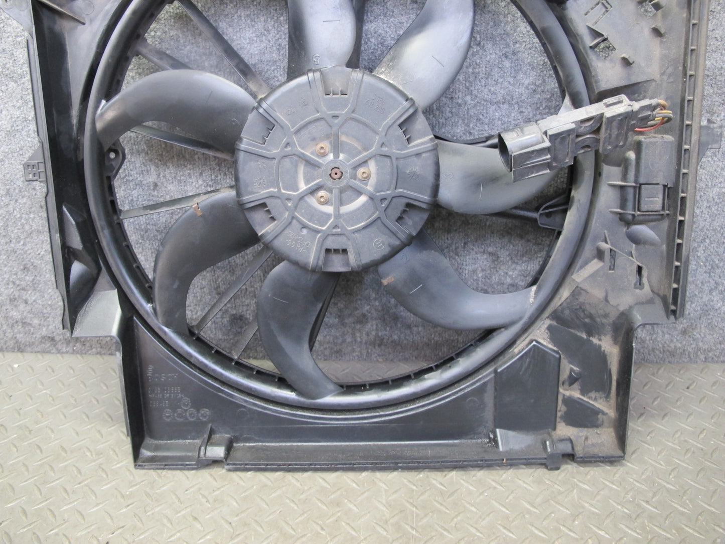 08-13 BMW E82 E88 135i Engine Radiator Cooling Fan w Housing Assy 7561712 OEM