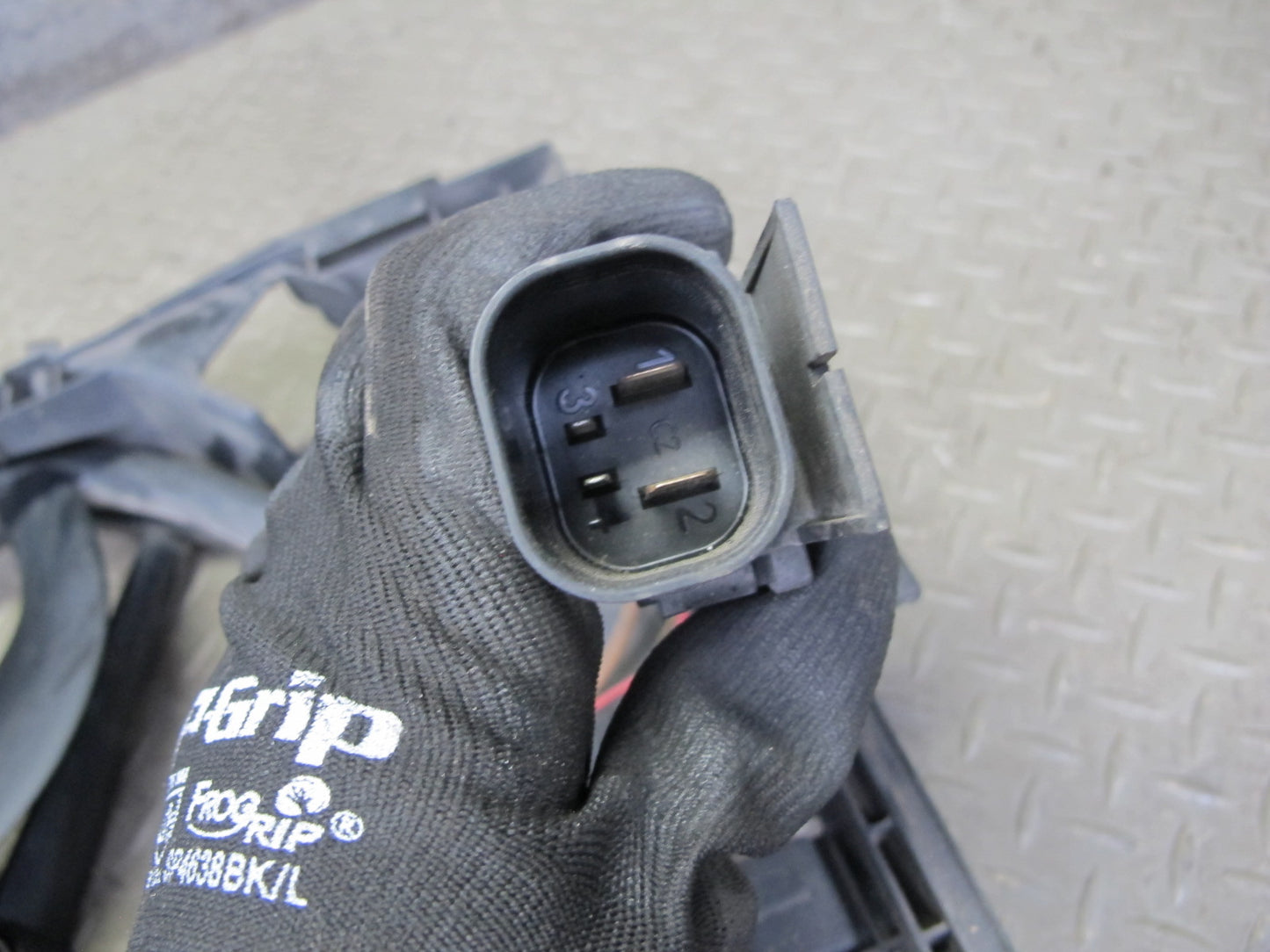 08-13 BMW E82 E88 135i Engine Radiator Cooling Fan w Housing Assy 7561712 OEM