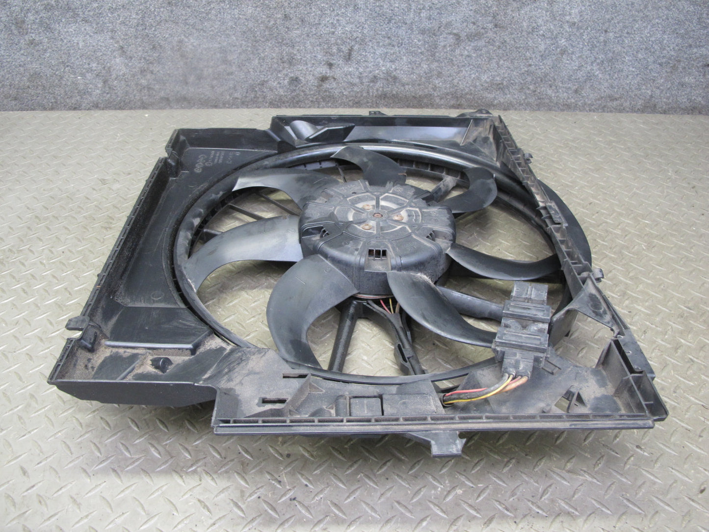 08-13 BMW E82 E88 135i Engine Radiator Cooling Fan w Housing Assy 7561712 OEM