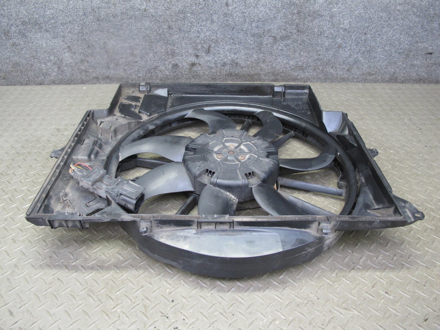08-13 BMW E82 E88 135i Engine Radiator Cooling Fan w Housing Assy 7561712 OEM