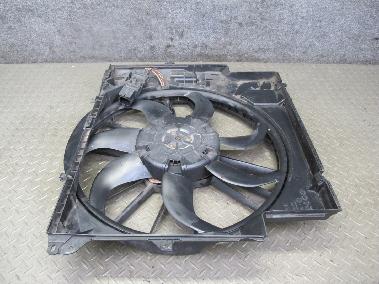 08-13 BMW E82 E88 135i Engine Radiator Cooling Fan w Housing Assy 7561712 OEM