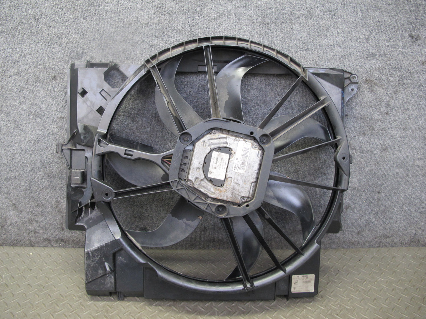 08-13 BMW E82 E88 135i Engine Radiator Cooling Fan w Housing Assy 7561712 OEM