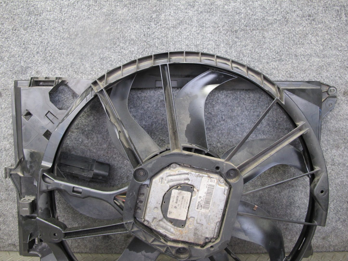 08-13 BMW E82 E88 135i Engine Radiator Cooling Fan w Housing Assy 7561712 OEM