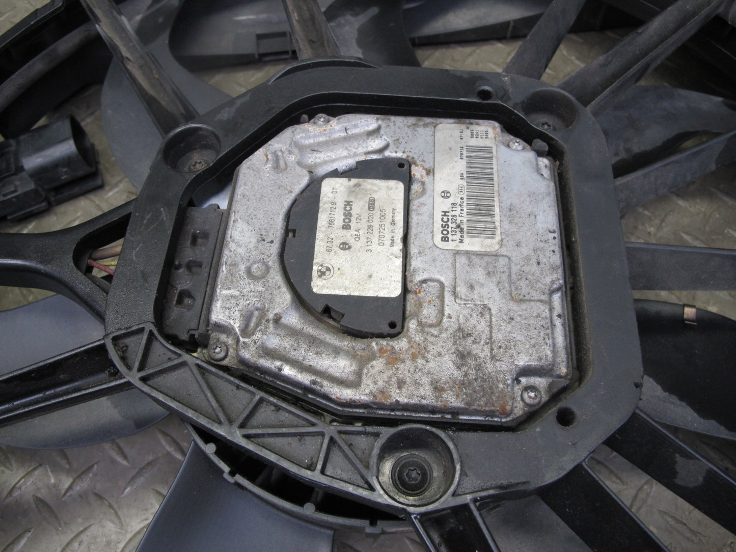 08-13 BMW E82 E88 135i Engine Radiator Cooling Fan w Housing Assy 7561712 OEM