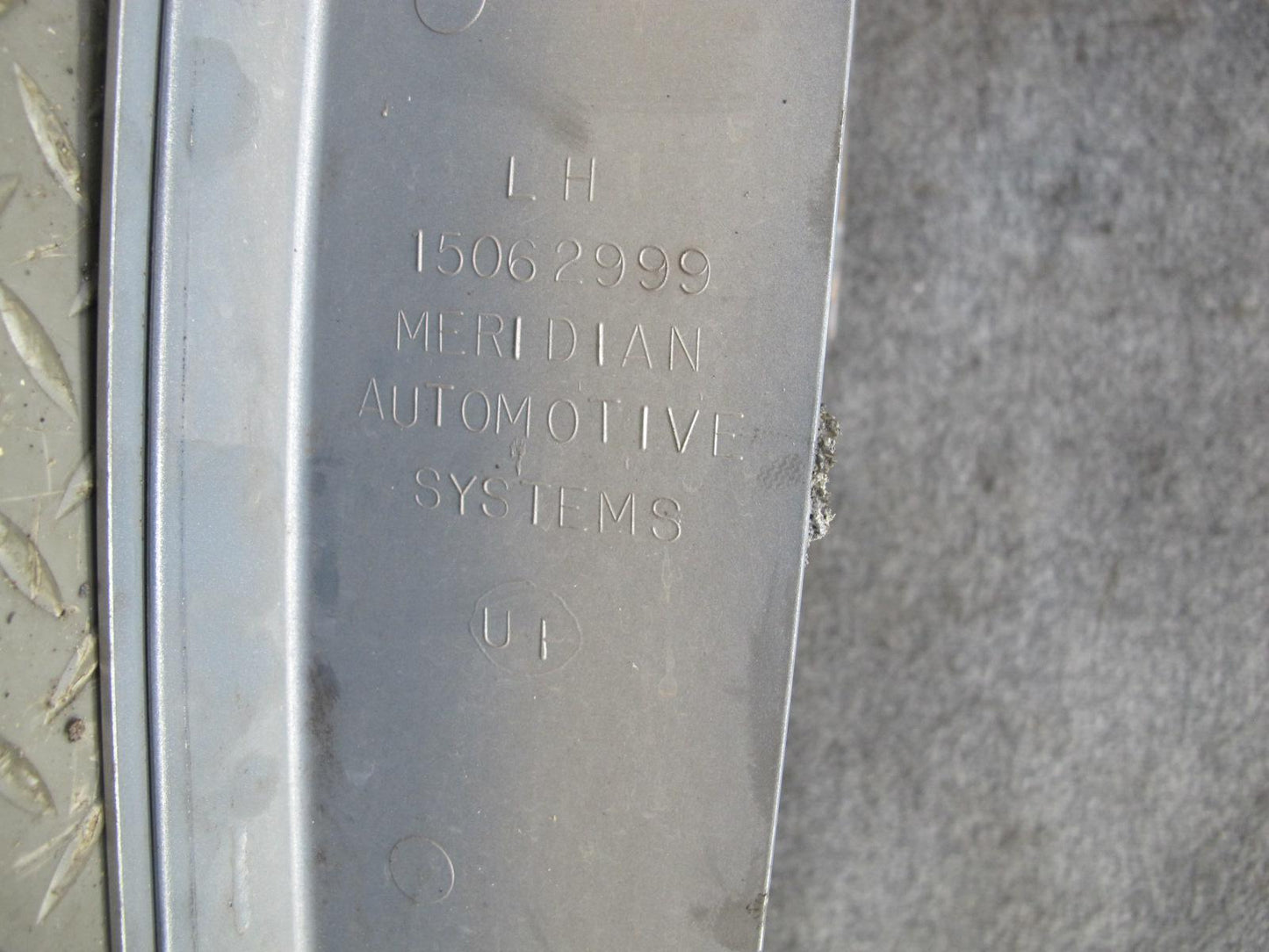 2003-2009 Hummer H2 Front Left Driver Side Fender Shell Cover Panel 15062999