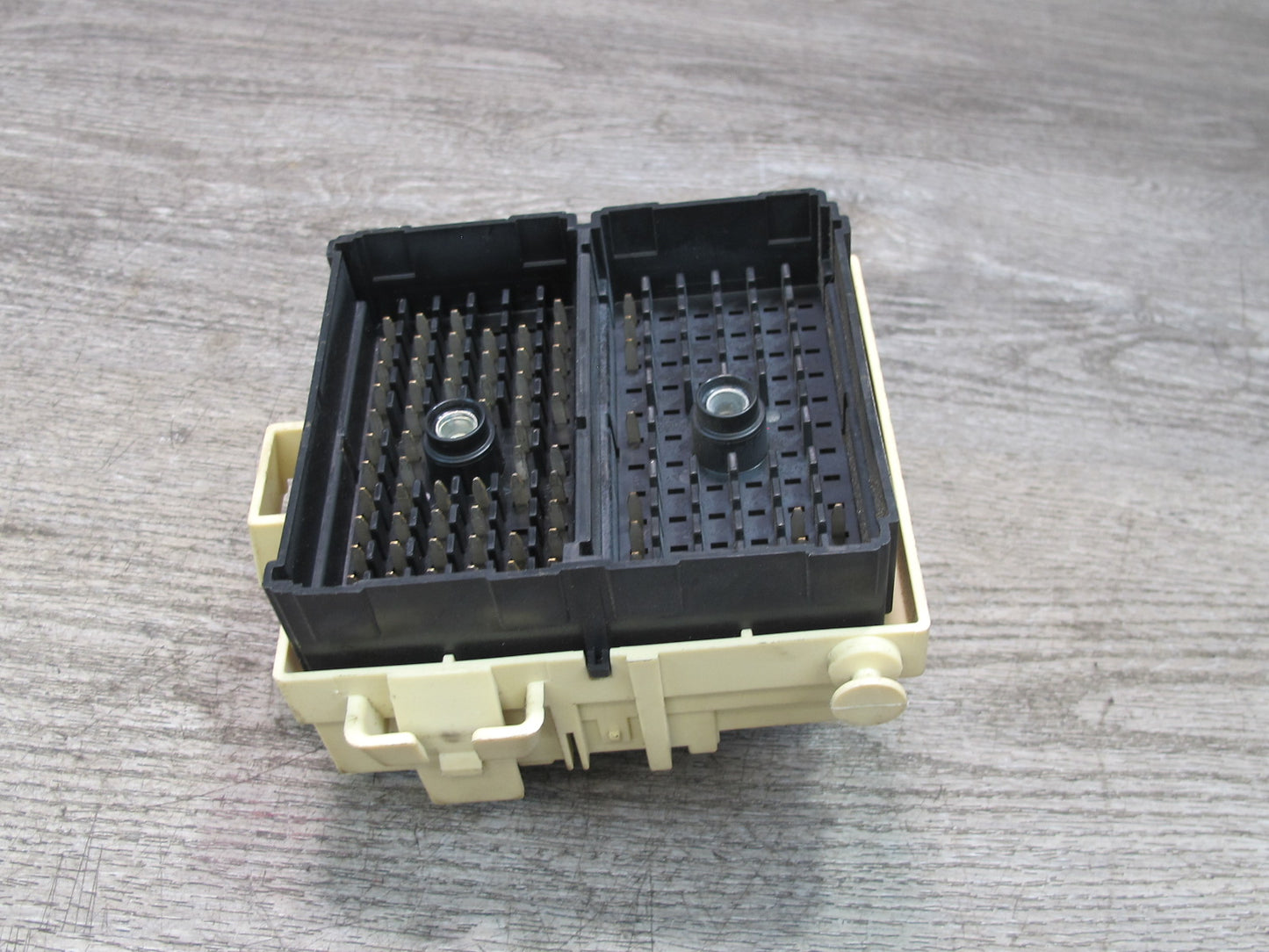 2003-2007 Hummer H2 Dash Board Relay Fuse Junction Box 15190658