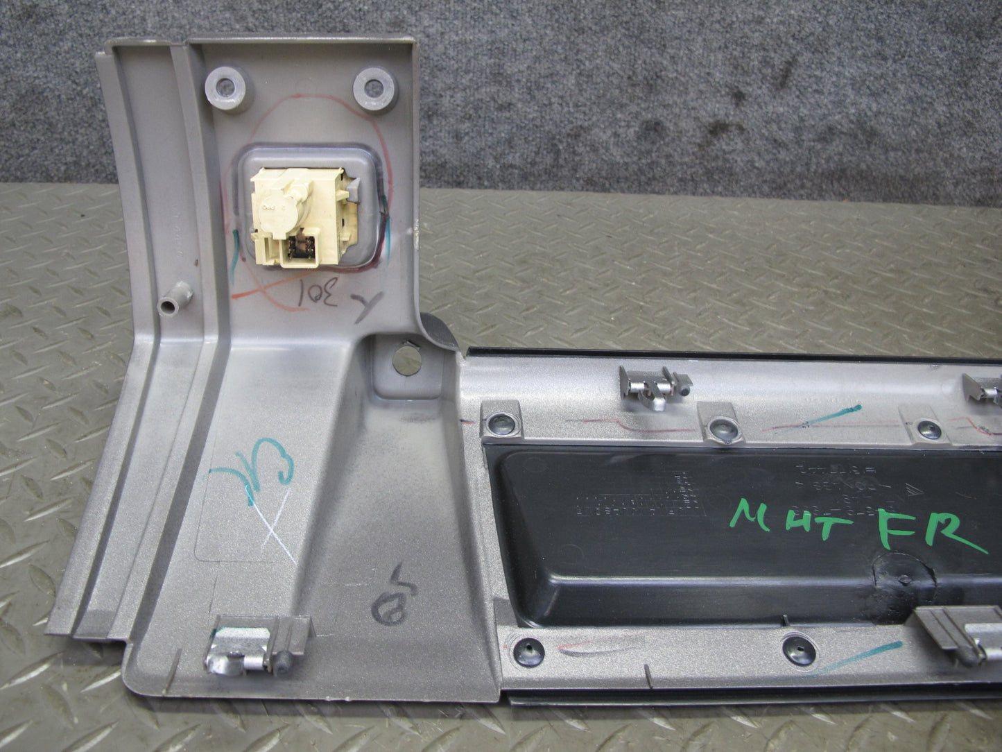 2003-2004 Hummer H2 Right Side Dash Upper Trim Panel W/ Air Vent Assembly