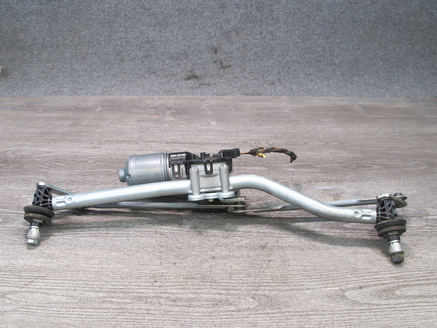 01-06 BMW E46 330ci Windshield Wiper Transmission Linkage w Motor OEM