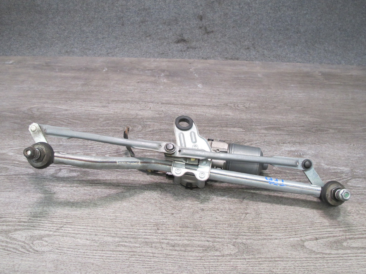 01-06 BMW E46 330ci Windshield Wiper Transmission Linkage w Motor OEM