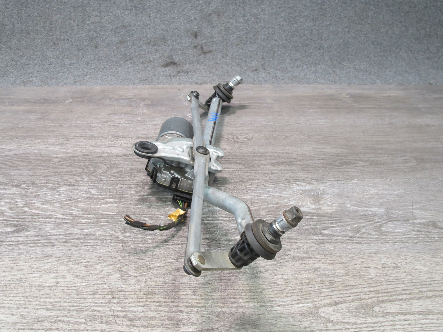 01-06 BMW E46 330ci Windshield Wiper Transmission Linkage w Motor OEM