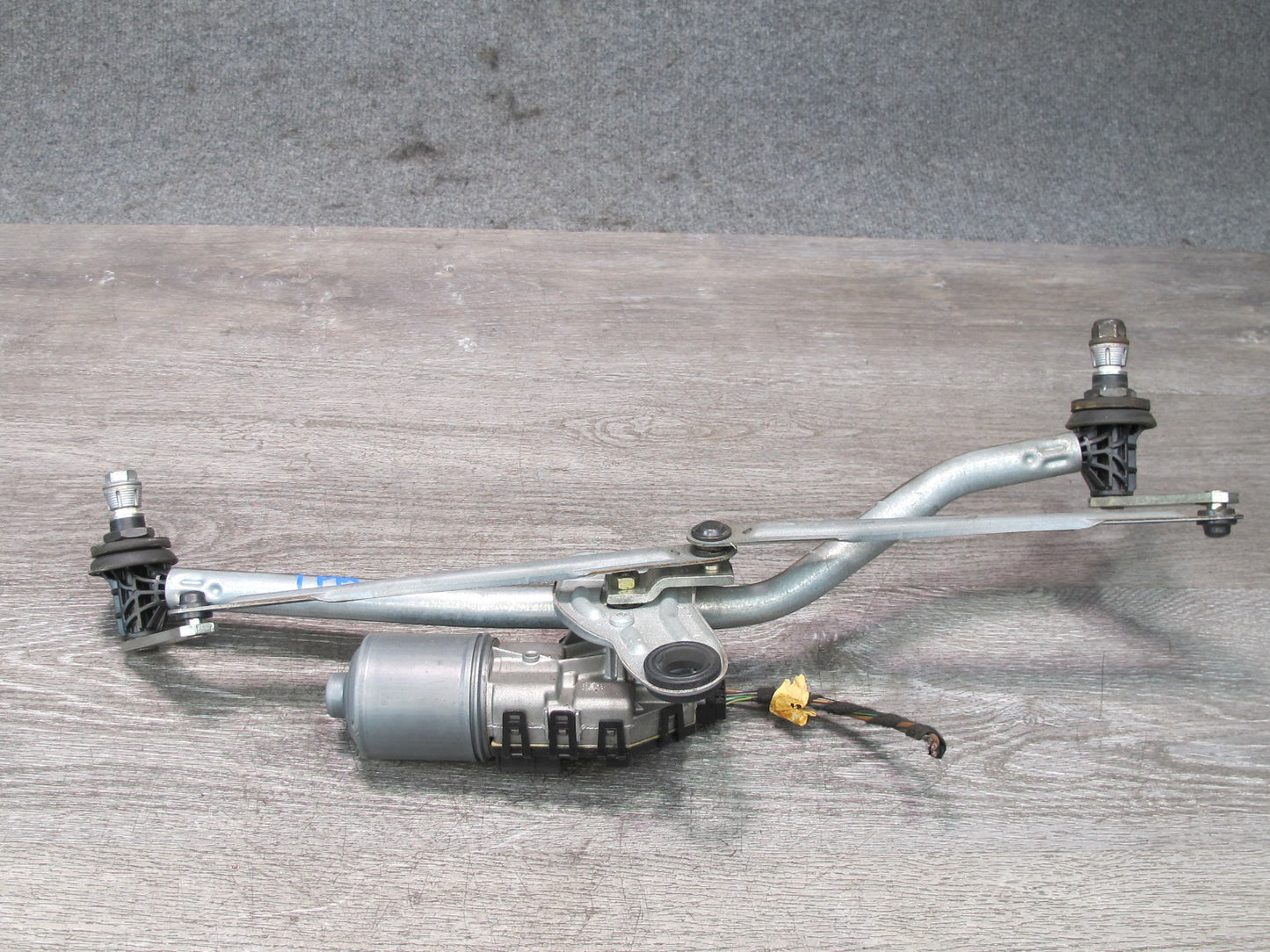 01-06 BMW E46 330ci Windshield Wiper Transmission Linkage w Motor OEM