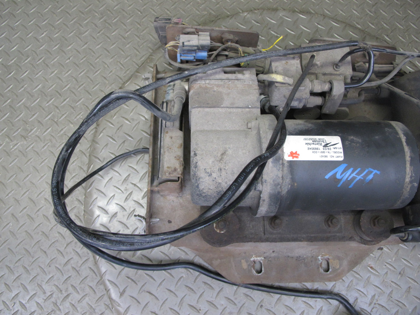 2003-2004 Hummer H2 Air Ride Suspension Compressor Pump Module 980421