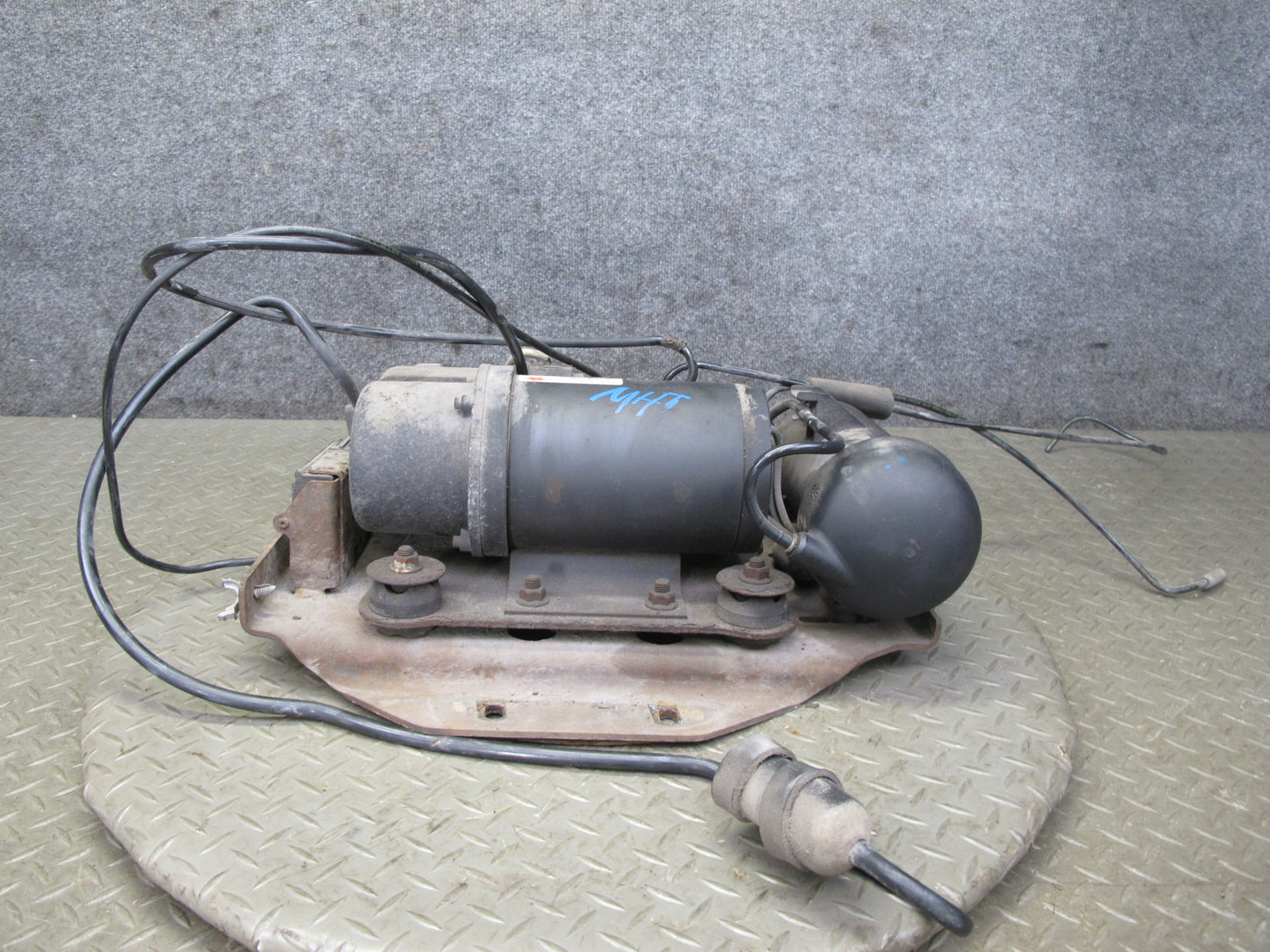 2003-2004 Hummer H2 Air Ride Suspension Compressor Pump Module 980421