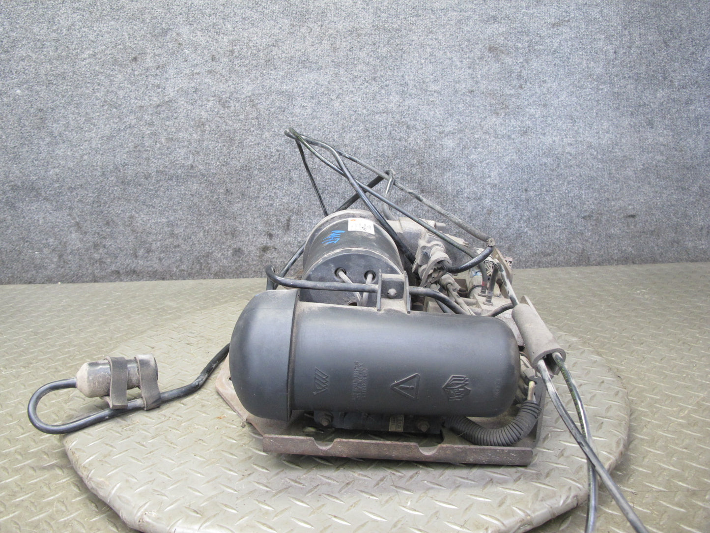 2003-2004 Hummer H2 Air Ride Suspension Compressor Pump Module 980421