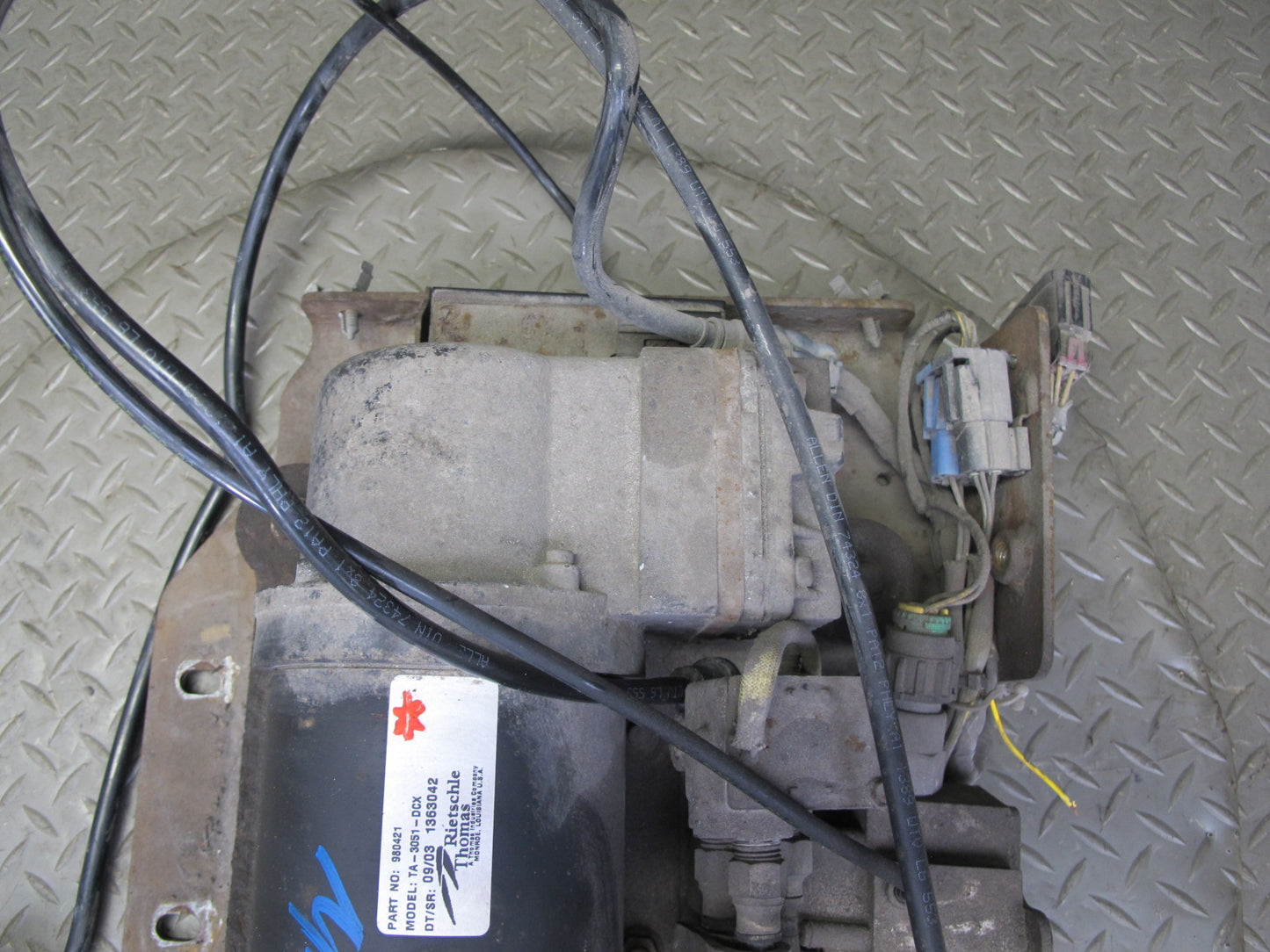 2003-2004 Hummer H2 Air Ride Suspension Compressor Pump Module 980421