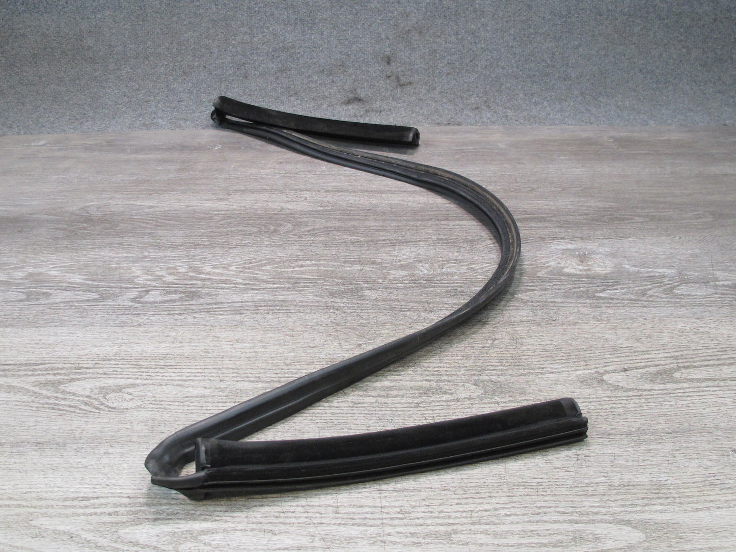 01-06 BMW E46 330ci Convertible Soft TOP Roof Cowl Weatherstrip Rubber Seal OEM