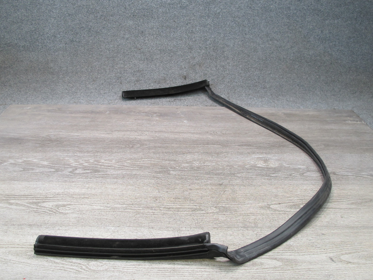01-06 BMW E46 330ci Convertible Soft TOP Roof Cowl Weatherstrip Rubber Seal OEM