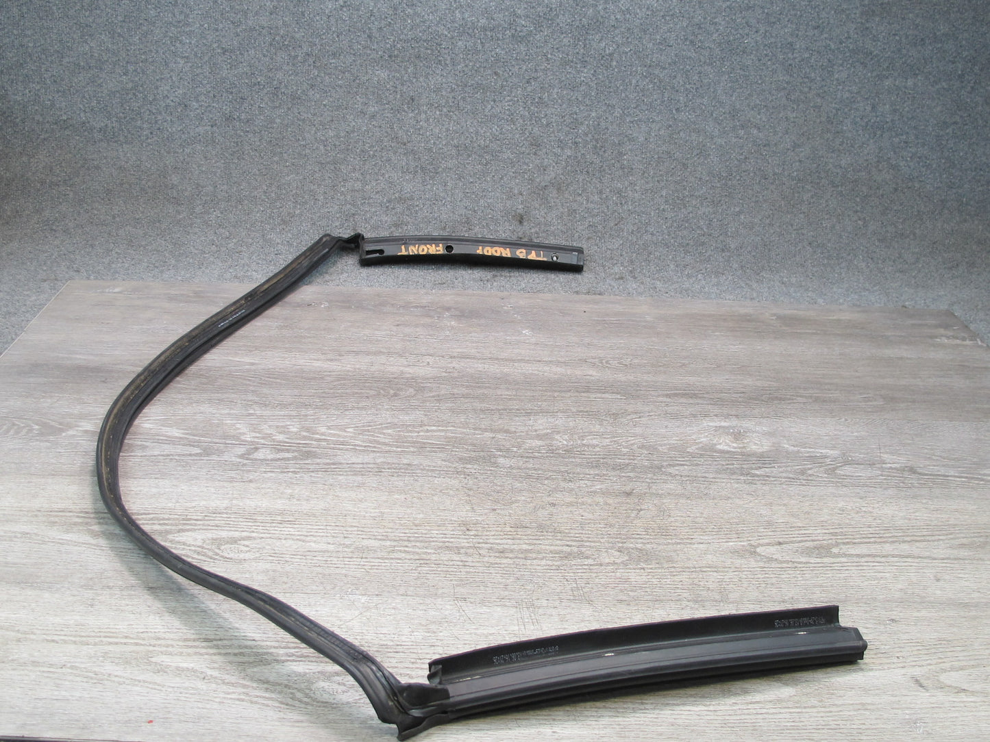 01-06 BMW E46 330ci Convertible Soft TOP Roof Cowl Weatherstrip Rubber Seal OEM