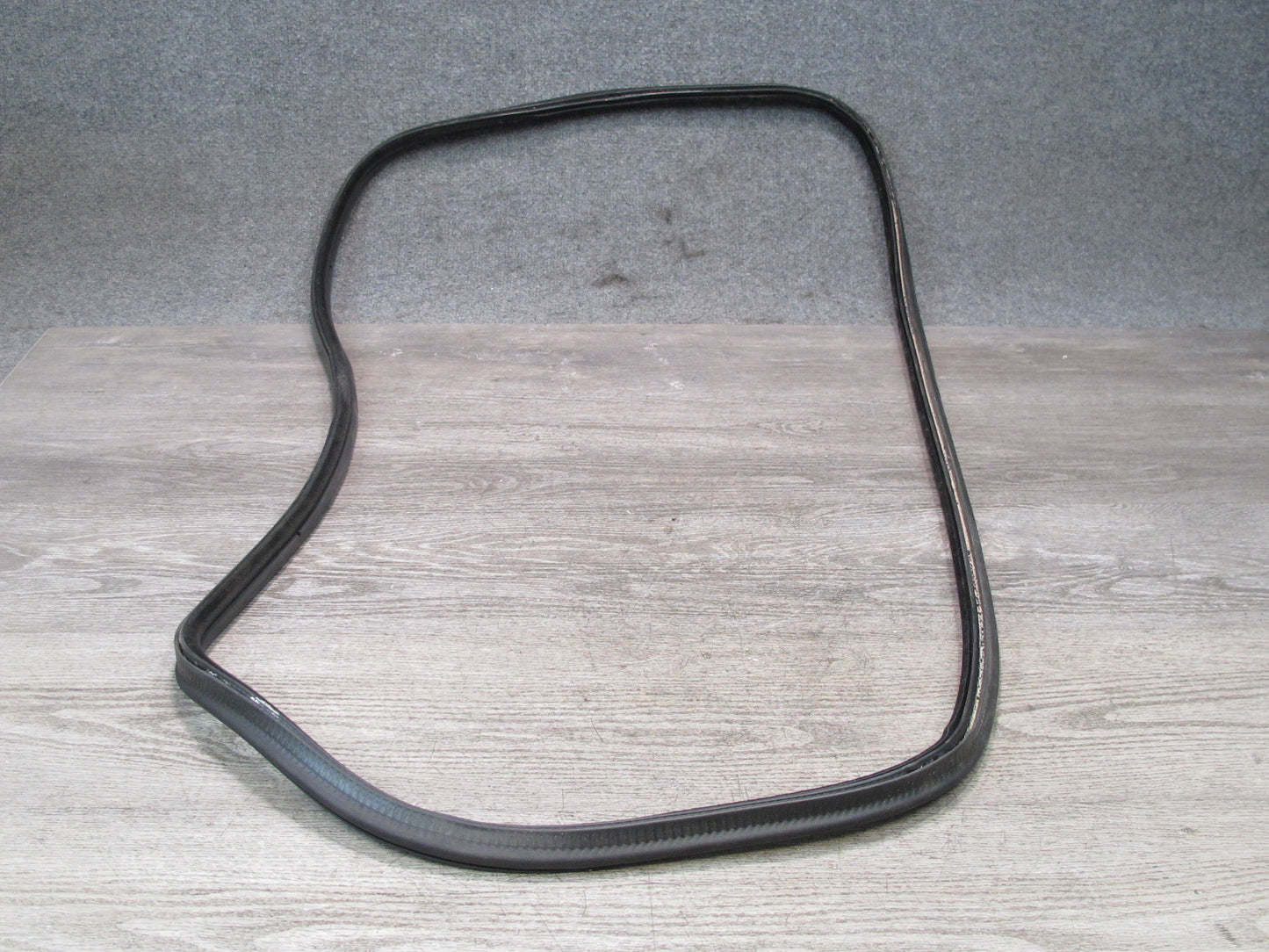 01-06 BMW E46 330ci Convertible Rear Trunk Lid Weatherstrip Rubber Seal OEM