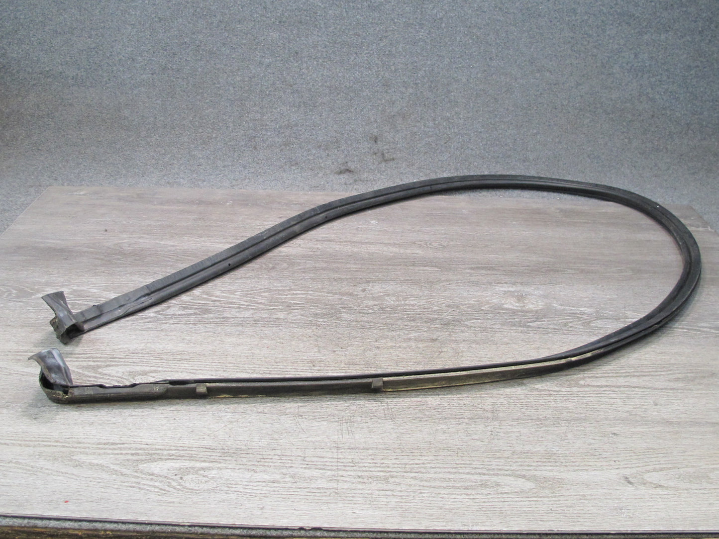 01-06 BMW E46 330ci Convertible Rear Roof Flap Weatherstrip Rubber Seal OEM