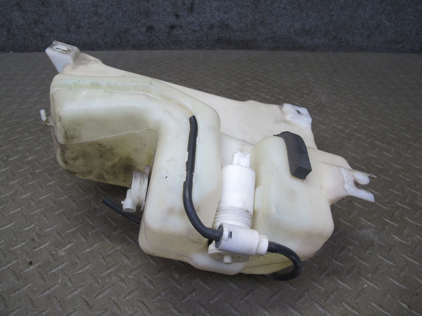 2003-2007 Hummer H2 Front Windshield Wiper Washer Reservoir Tank Bottle