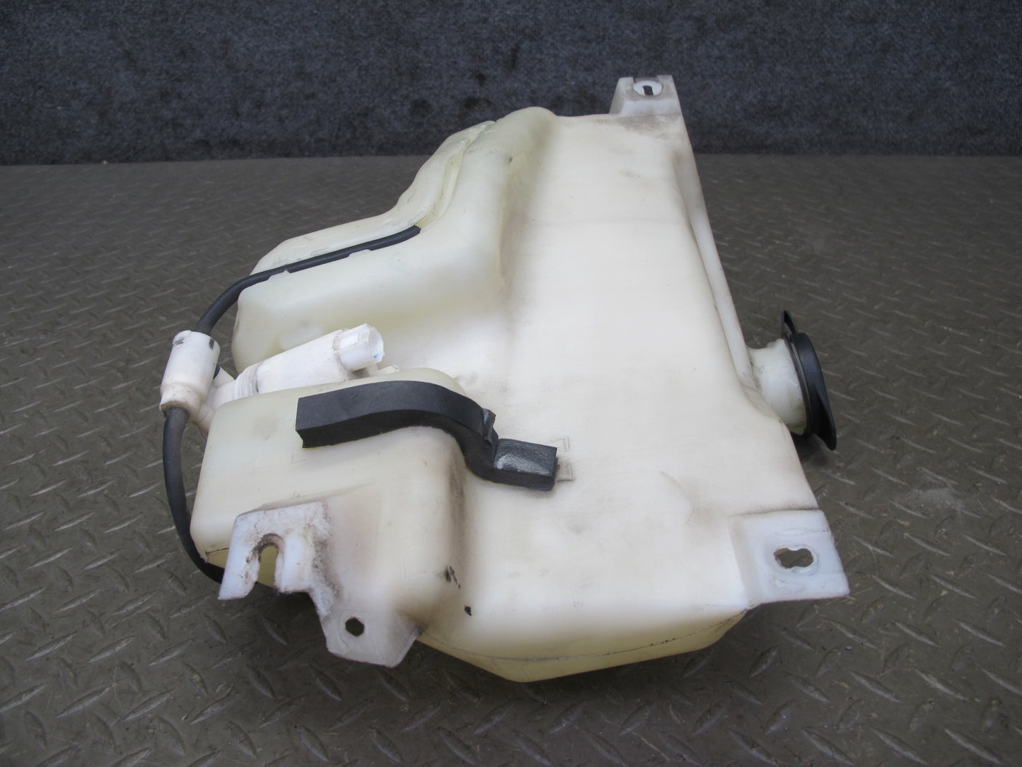 2003-2007 Hummer H2 Front Windshield Wiper Washer Reservoir Tank Bottle