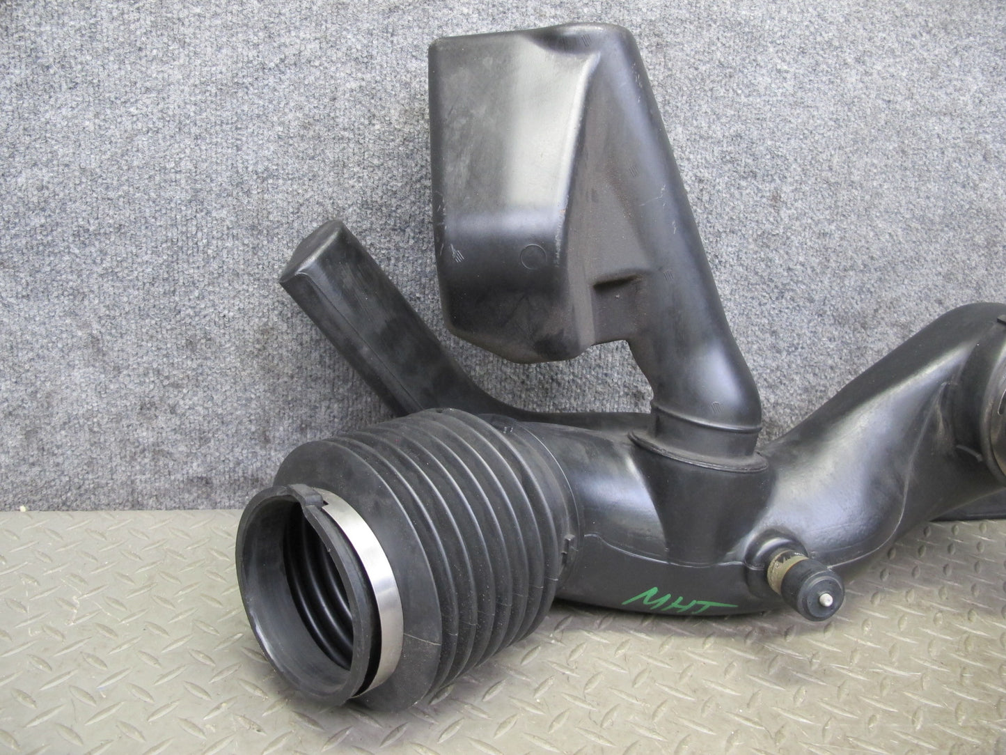 2003-2007 Hummer H2 6.0L Air Intake Cleaner Box Resonator Tube Pipe 15059739