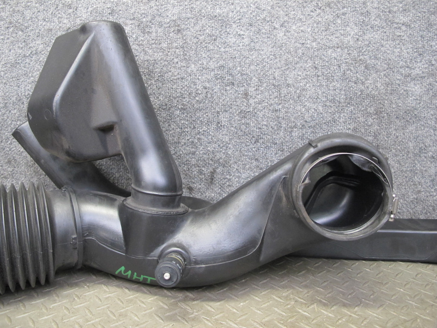 2003-2007 Hummer H2 6.0L Air Intake Cleaner Box Resonator Tube Pipe 15059739