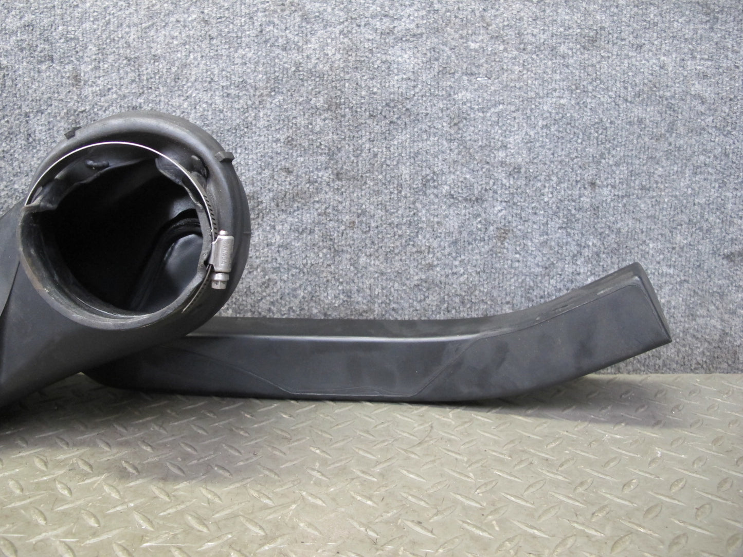 2003-2007 Hummer H2 6.0L Air Intake Cleaner Box Resonator Tube Pipe 15059739