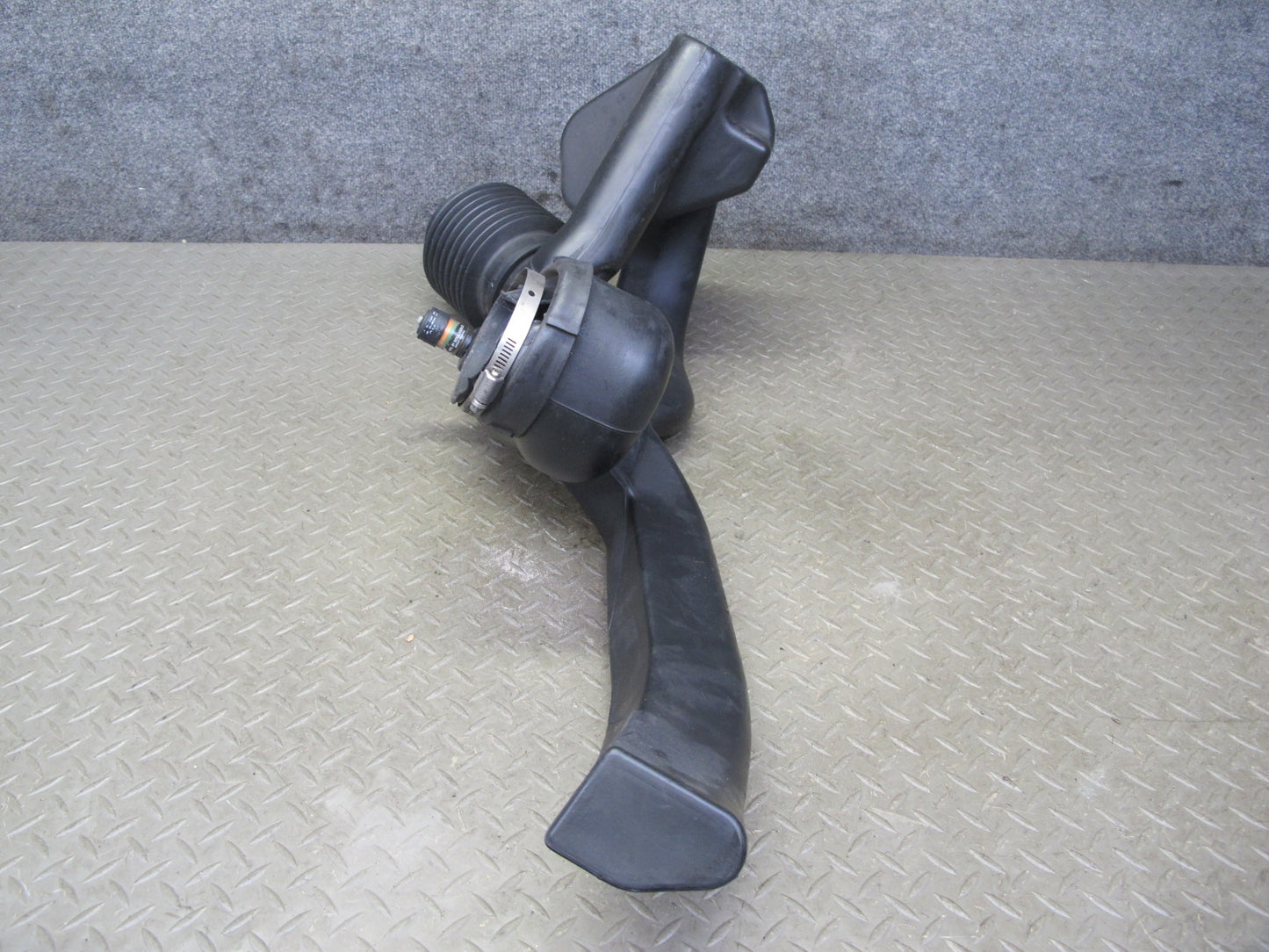 2003-2007 Hummer H2 6.0L Air Intake Cleaner Box Resonator Tube Pipe 15059739