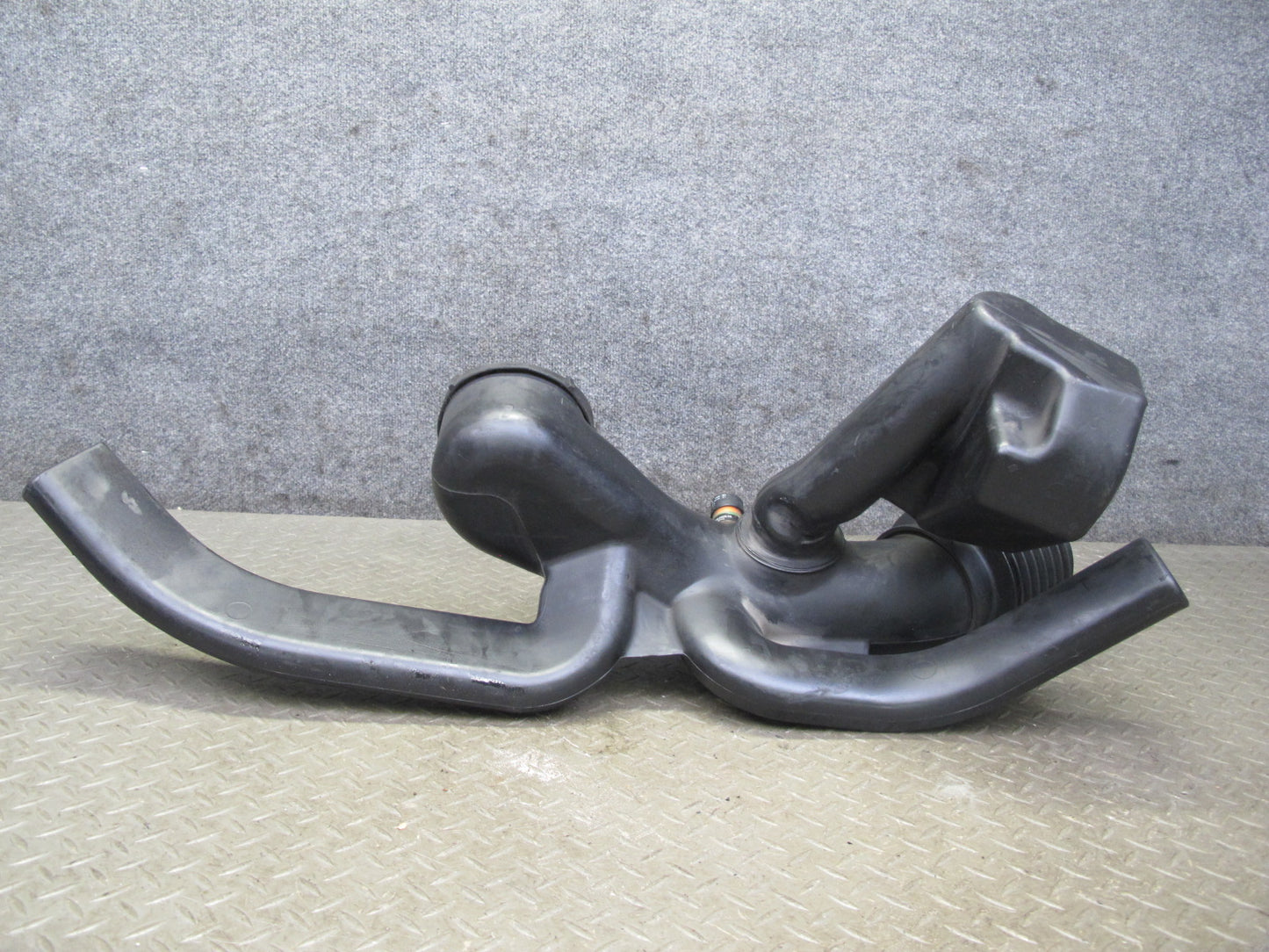 2003-2007 Hummer H2 6.0L Air Intake Cleaner Box Resonator Tube Pipe 15059739