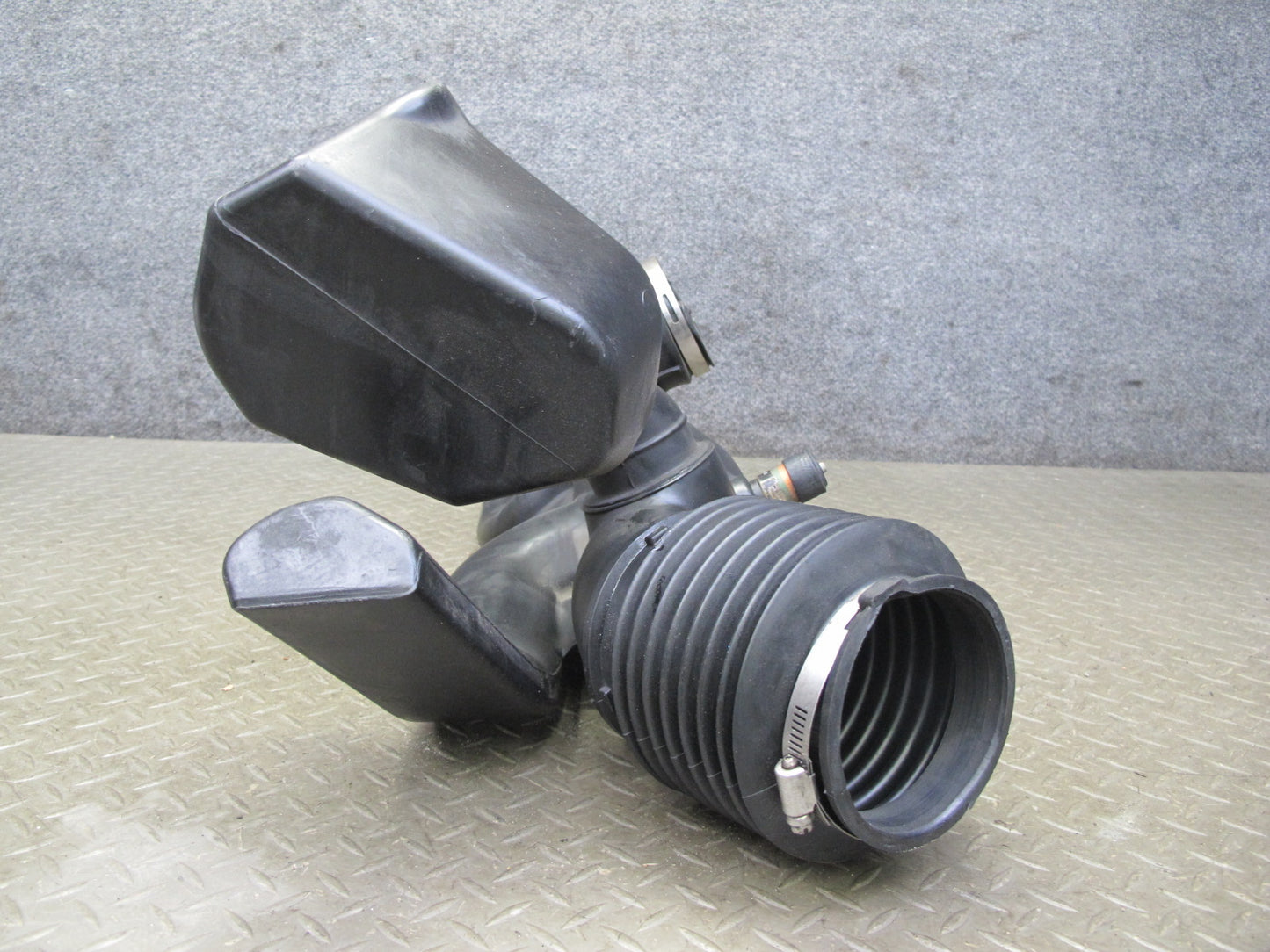 2003-2007 Hummer H2 6.0L Air Intake Cleaner Box Resonator Tube Pipe 15059739