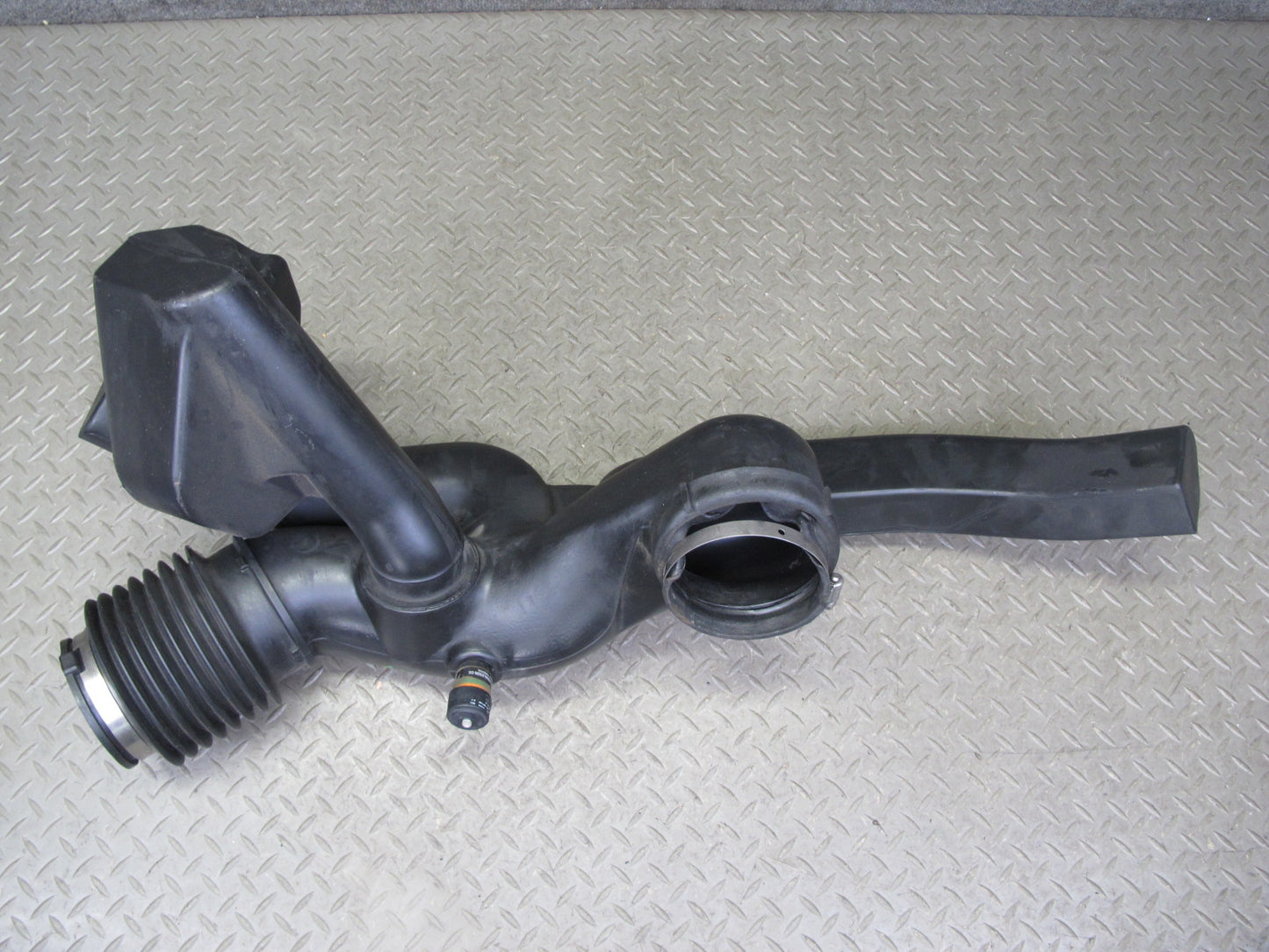 2003-2007 Hummer H2 6.0L Air Intake Cleaner Box Resonator Tube Pipe 15059739