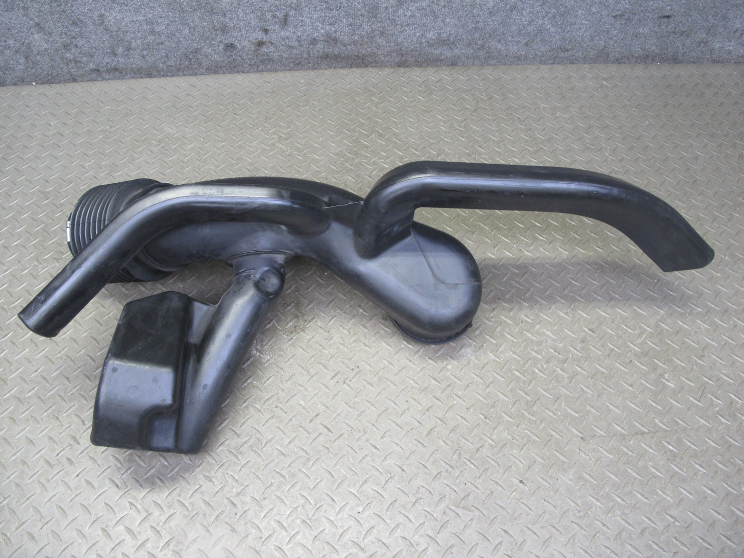 2003-2007 Hummer H2 6.0L Air Intake Cleaner Box Resonator Tube Pipe 15059739