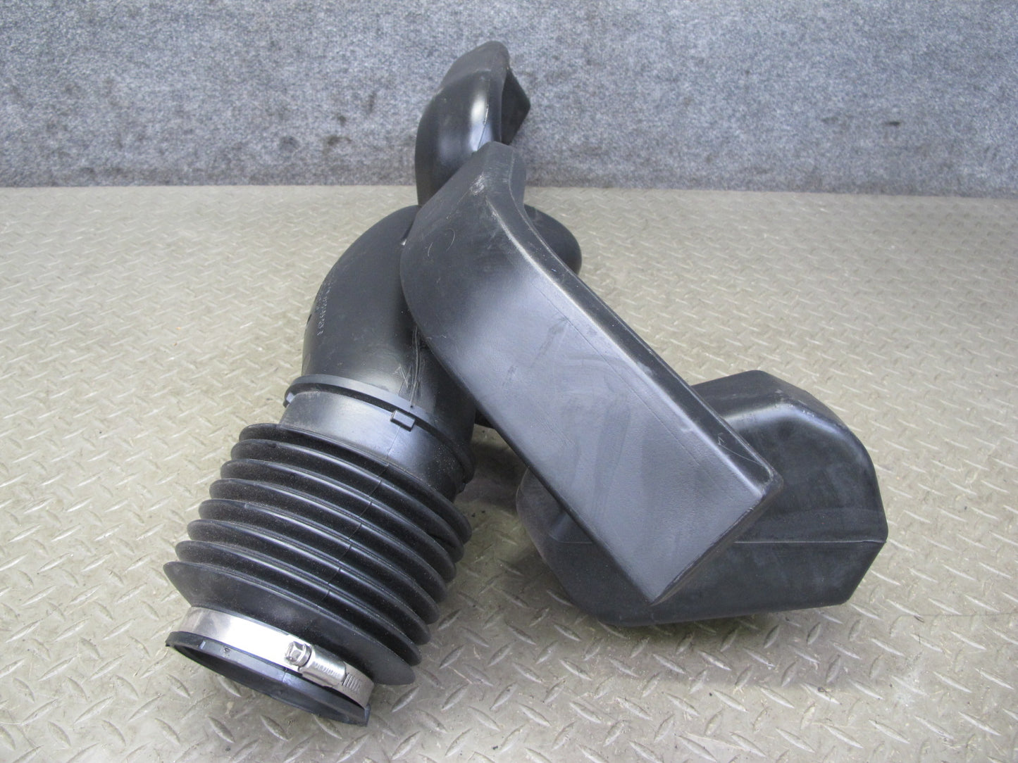 2003-2007 Hummer H2 6.0L Air Intake Cleaner Box Resonator Tube Pipe 15059739