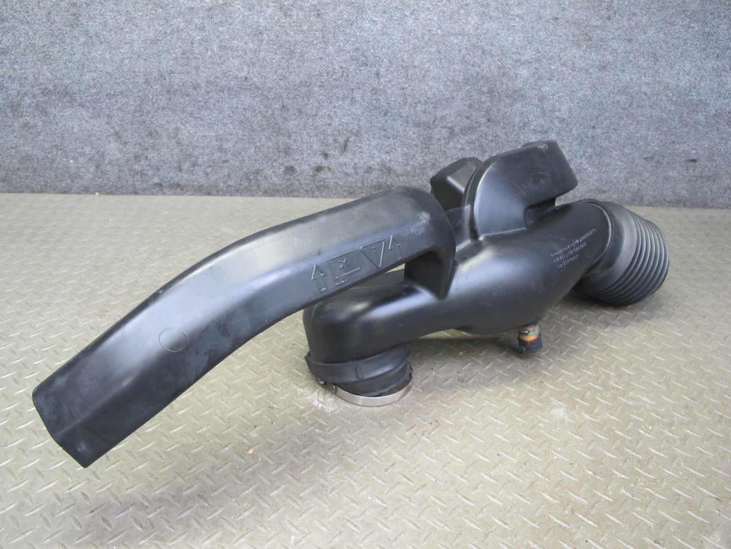 2003-2007 Hummer H2 6.0L Air Intake Cleaner Box Resonator Tube Pipe 15059739