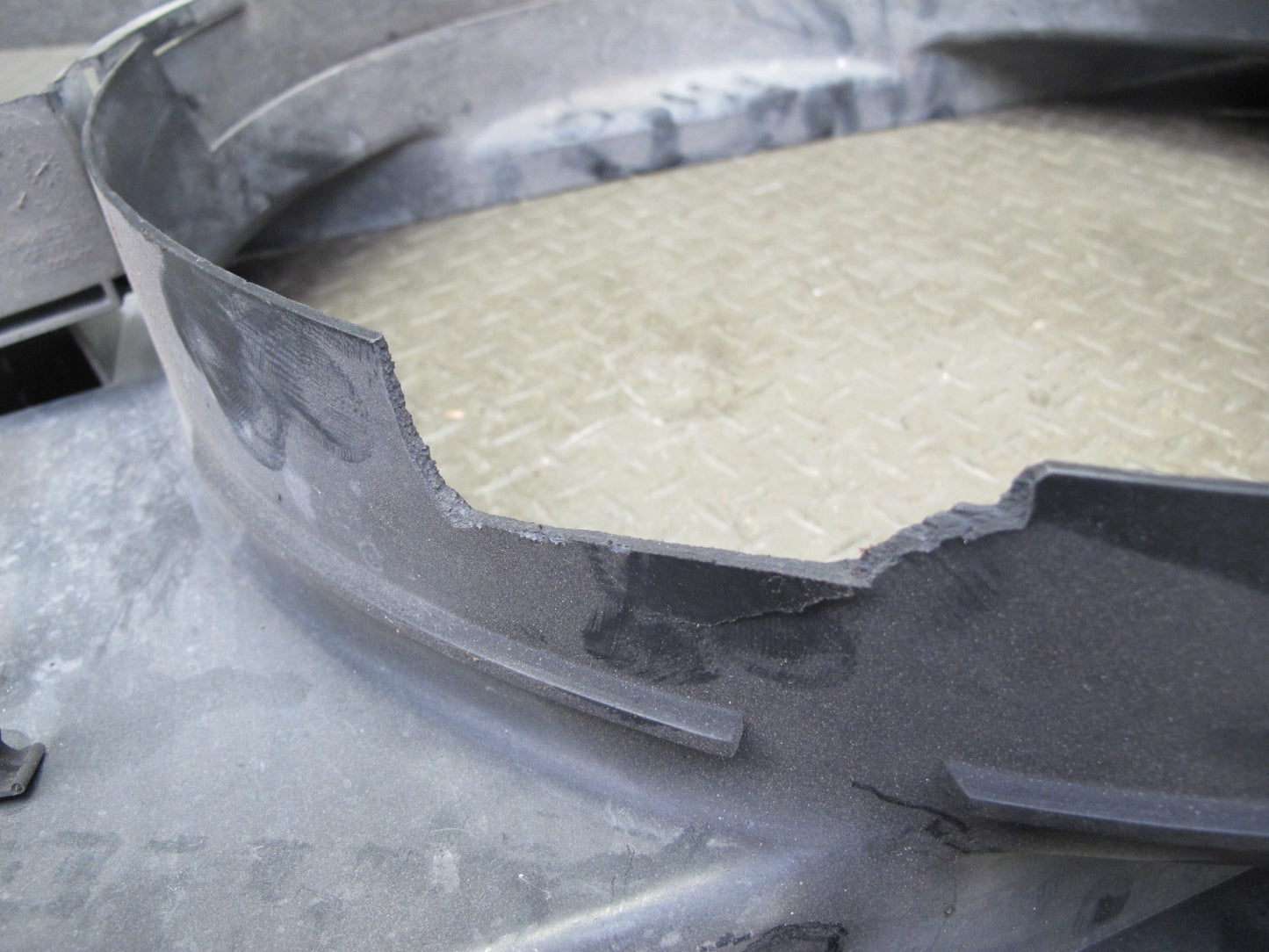 2003-2007 Hummer H2 6.0L Engine Motor Coolant Radiator Fan Shroud