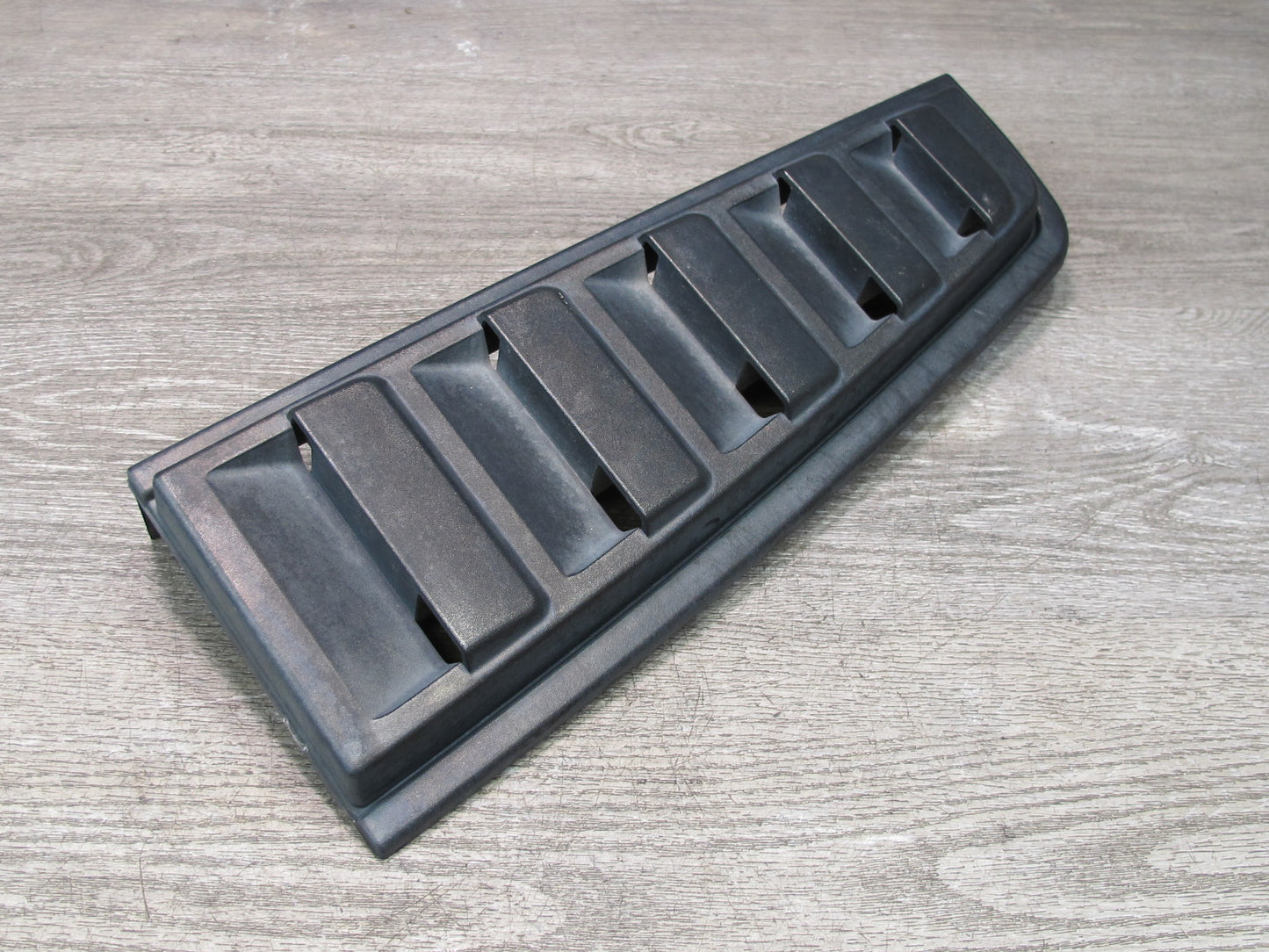 2003-2009 Hummer H2 Rear Right Side Tail Light Upper Vent Grille Trim Applique