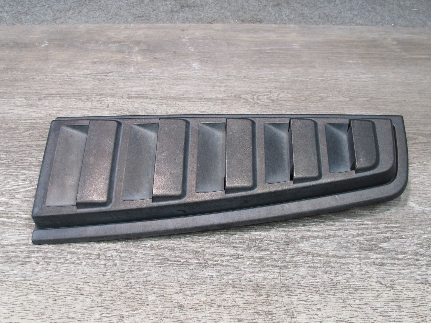 2003-2009 Hummer H2 Rear Right Side Tail Light Upper Vent Grille Trim Applique