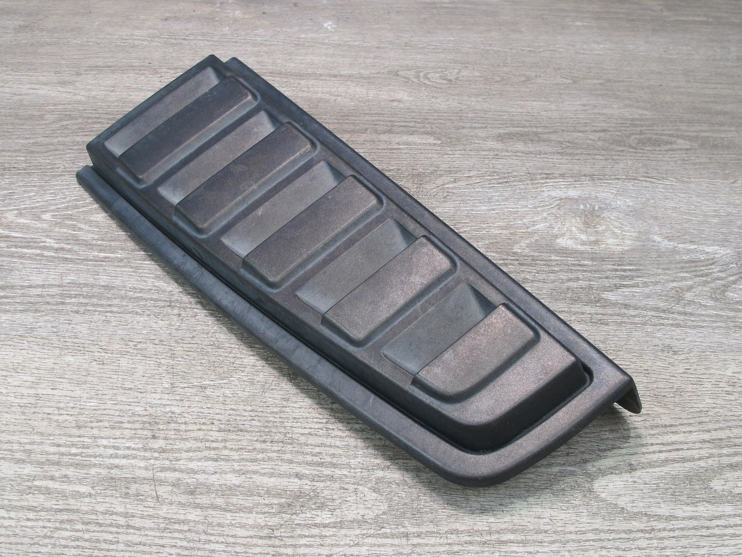 2003-2009 Hummer H2 Rear Right Side Tail Light Upper Vent Grille Trim Applique