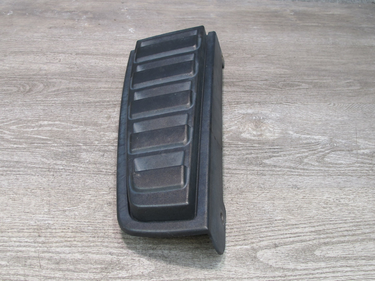 2003-2009 Hummer H2 Rear Right Side Tail Light Upper Vent Grille Trim Applique