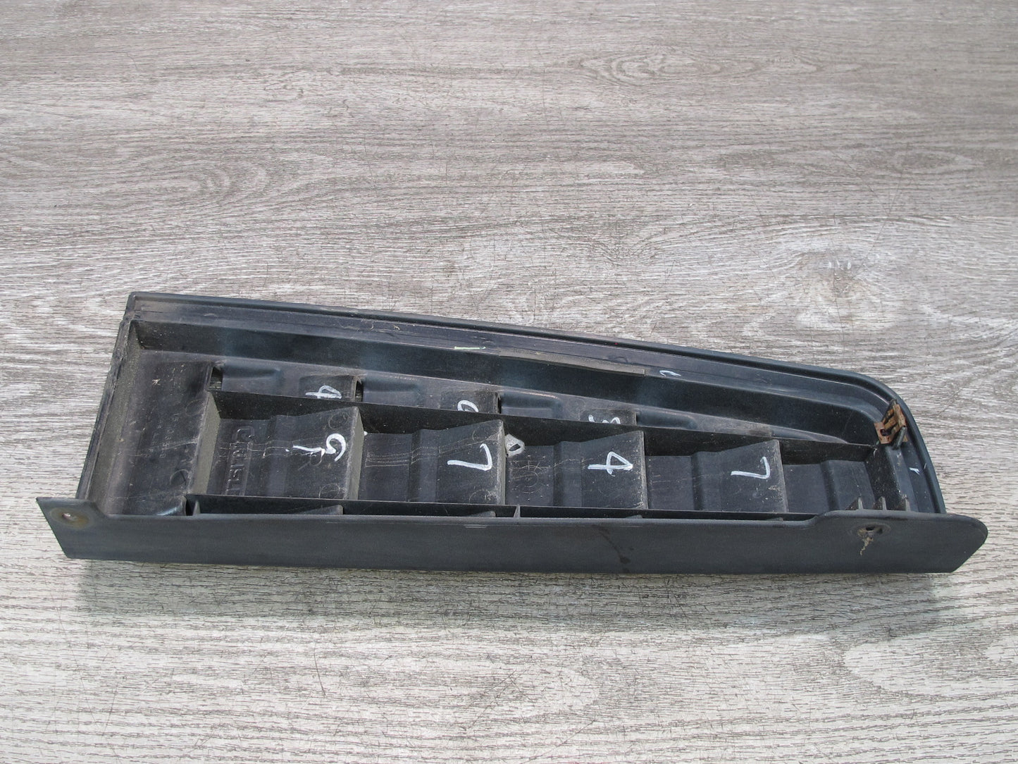 2003-2009 Hummer H2 Rear Right Side Tail Light Upper Vent Grille Trim Applique