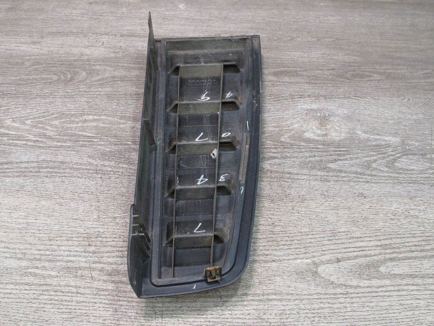 2003-2009 Hummer H2 Rear Right Side Tail Light Upper Vent Grille Trim Applique