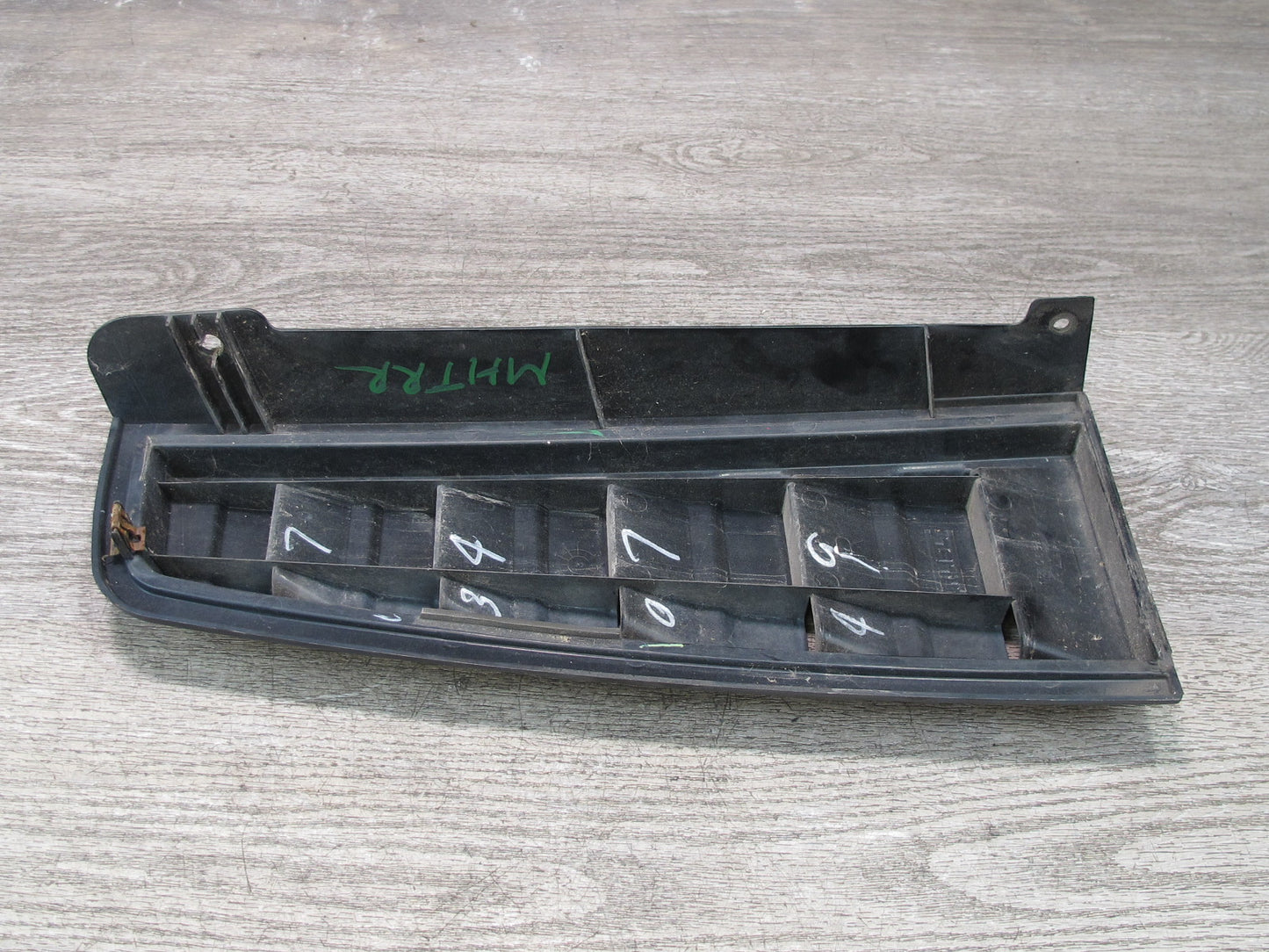 2003-2009 Hummer H2 Rear Right Side Tail Light Upper Vent Grille Trim Applique