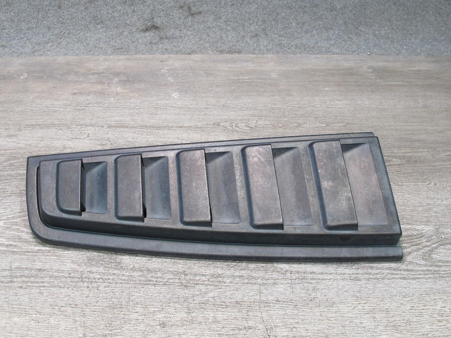 2003-2009 Hummer H2 Rear Left Side Tail Light Upper Vent Grille Trim Applique