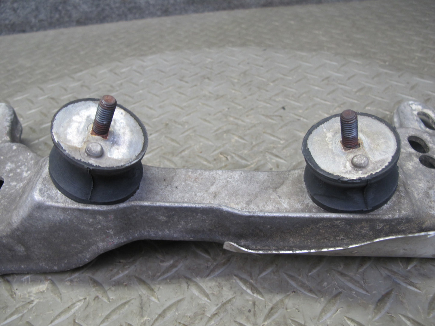 01-06 BMW E46 330ci A/T Automatic Transmission Crossmember Mount Support OEM