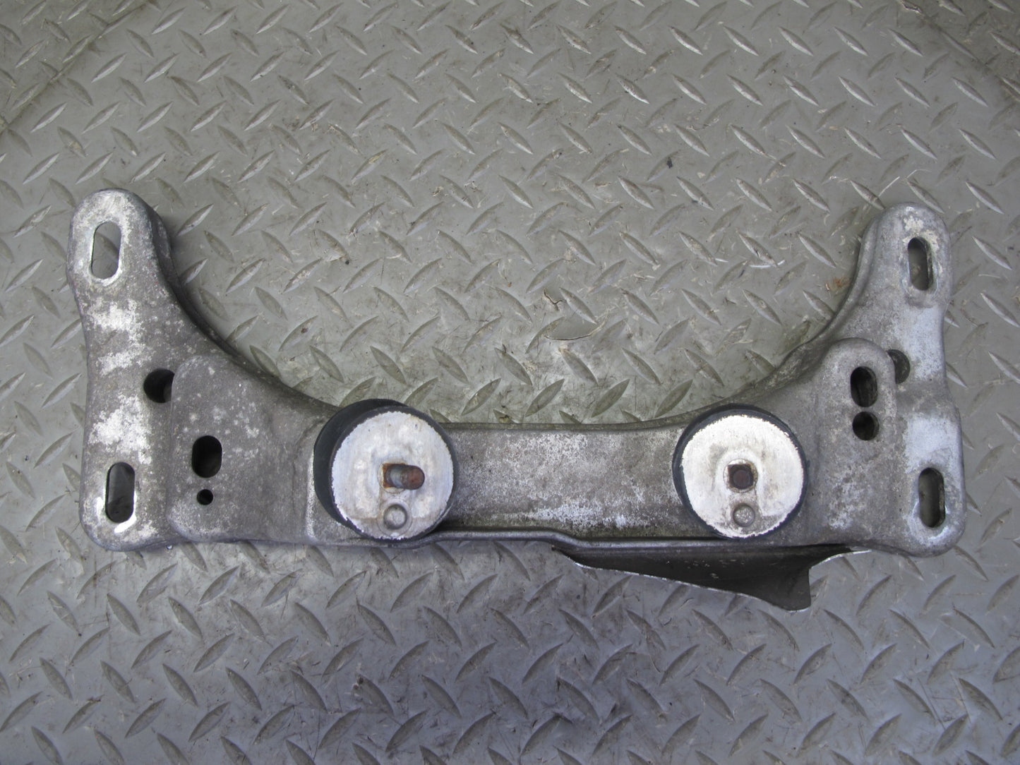 01-06 BMW E46 330ci A/T Automatic Transmission Crossmember Mount Support OEM