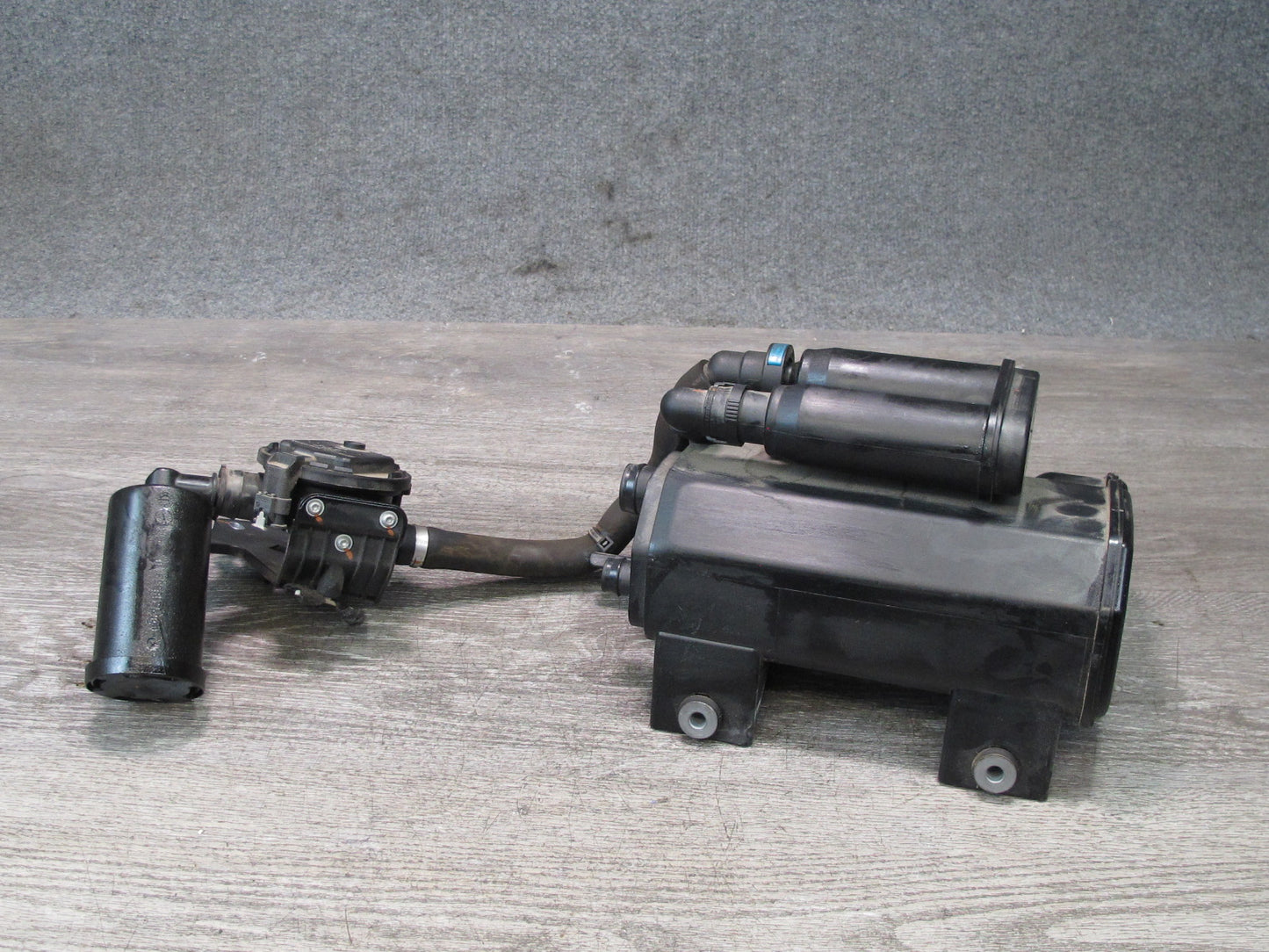 13-17 BMW F25 X3 2.0L N20 Fuel Evap Vapor Charcoal Canister w Filter 7293757 OEM